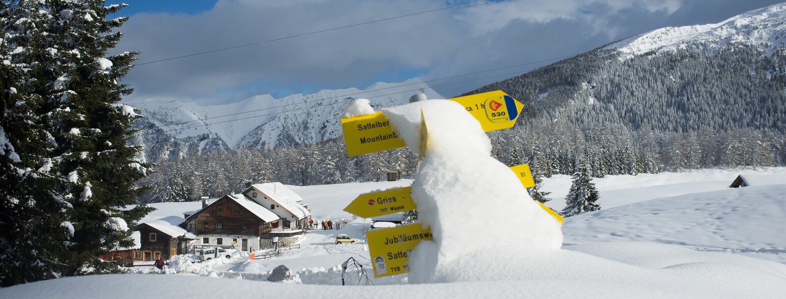 Verschneite Winteraufnahme der Sattelbergalm | © Tirol Werbung | Martina Wiedenhofer 