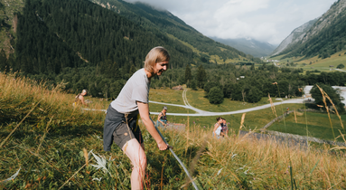 Eine Frau beim Sensen im Bergmahd | © TVB Wipptal | Johannes Bitter