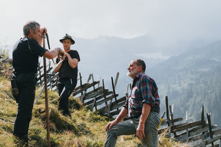 Drei Männer stehen mit ihren Sensen beieinander | © TVB Wipptal | Johannes Bitter