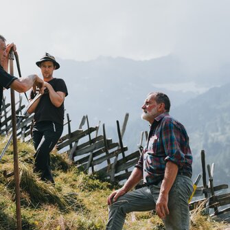 Drei Männer stehen mit ihren Sensen beieinander | © TVB Wipptal | Johannes Bitter