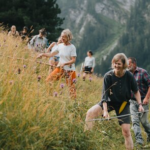 Gruppe von Menschen beim Sensenmähen | © TVB Wipptal | Johannes Bitter