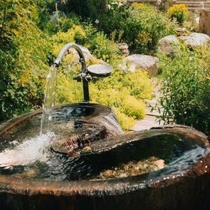 Handkneippbecken bzw. der kleine Brunnen im Alpenblumengarten | © TVB Wipptal | Johannes Bitter
