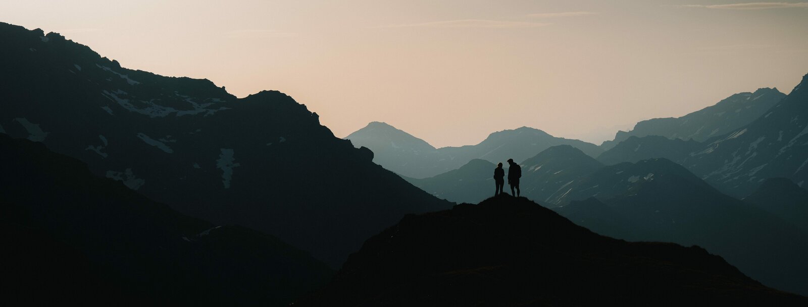 Zwei Personen bei Sonnenuntergang am Berg | © TVB Wipptal / Johannes Bitter