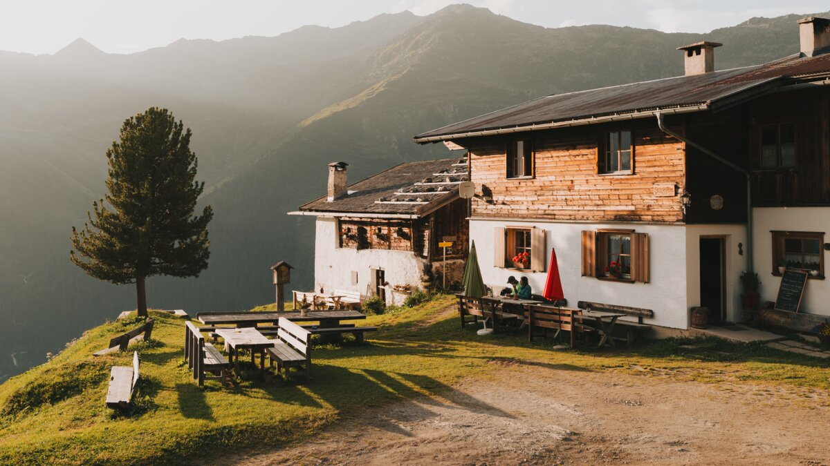 Eine Alm bei Sonnenuntergang | © TVB Wipptal | Johannes Bitter