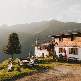 Eine Alm bei Sonnenuntergang | © TVB Wipptal | Johannes Bitter