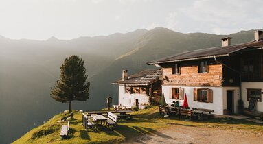 Eine Alm bei Sonnenuntergang | © TVB Wipptal | Johannes Bitter