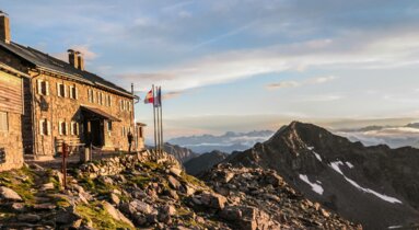 Alte Berghütte aus Steinmauern im Sonnenuntergang | © TVB Wipptal | Joakim Strickner