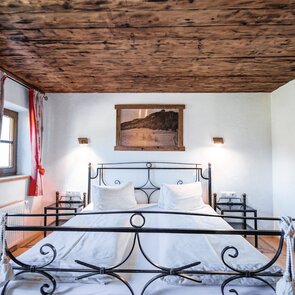 Modernes Zimmer mit Eisenbett  | © TVB Wipptal