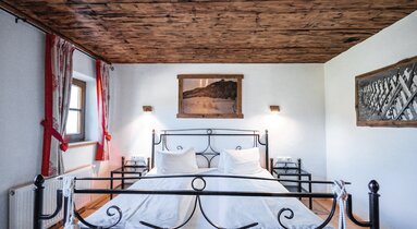 Modernes Zimmer mit Eisenbett  | © TVB Wipptal