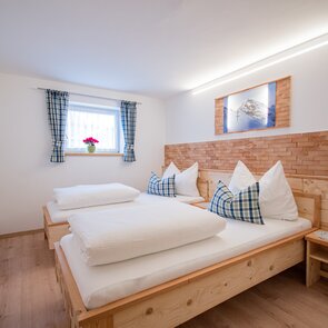 Schön aufgebettetes Zirbenzimmer | © TVB Wipptal | Judith Hammer