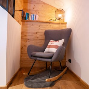 Gemütlicher Schaukelstuhl im Zimmer | © TVB Wipptal | Helena Beermeister