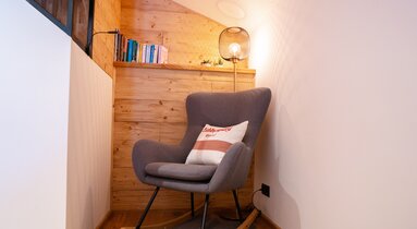 Gemütlicher Schaukelstuhl im Zimmer | © TVB Wipptal | Helena Beermeister