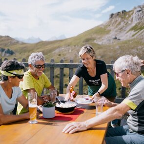Regional genießen auf der Terrasse des Padasterjoch Haus | © ALPSOLUTpictures | TVB Wipptal