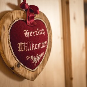 Lokal gefertigtes Holzherz mit Schriftzug Herzlich Willkommen | © TVB Wipptal | Helena Beermeister