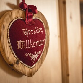 Lokal gefertigtes Holzherz mit Schriftzug Herzlich Willkommen | © TVB Wipptal | Helena Beermeister