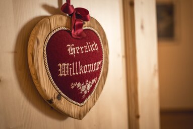 Lokal gefertigtes Holzherz mit Schriftzug Herzlich Willkommen | © TVB Wipptal | Helena Beermeister