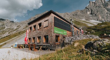 Aussenansicht der Tribulaunhütte im Sommer | © TVB Wipptal / Johannes Bitter